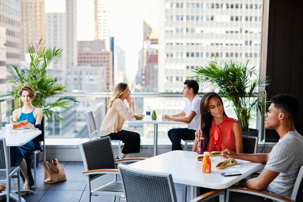 紐約的住宿－格蘭德中央精品酒店，一群坐在餐厅桌子上的人