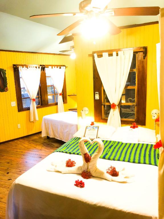 Postel nebo postele na pokoji v ubytování Bananarama Dive & Beach Resort