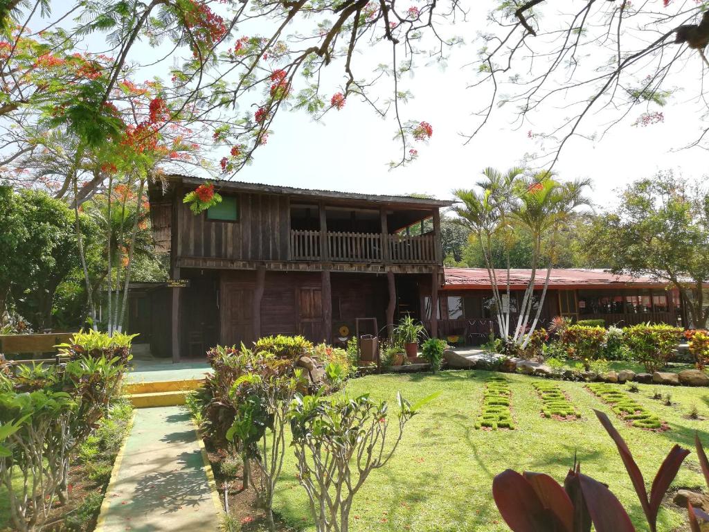 una casa con un jardín delante de ella en Hotel Rincón de la Vieja Lodge en Liberia