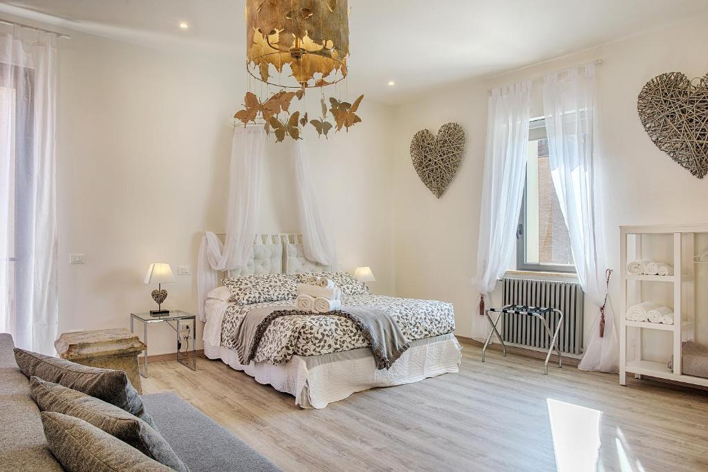 una camera da letto con un letto con cuori appesi al muro di Siena Vip B&B a Siena
