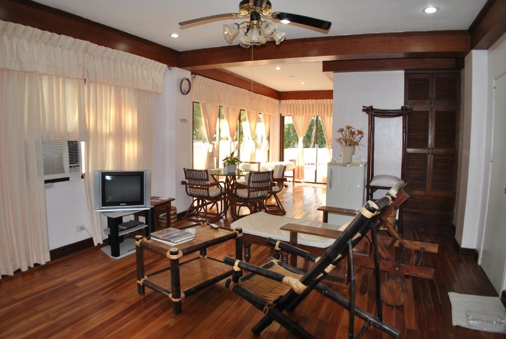TV a/nebo společenská místnost v ubytování Surfside Boracay Resort