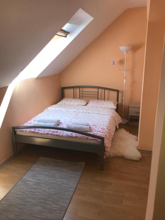 um quarto com uma cama num sótão em Lokum u Joanny em Nowy Łupków