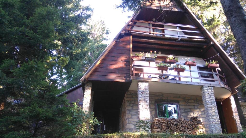 Baumhaus mit Balkon und Topfpflanzen darauf in der Unterkunft Ismar&Hanna in Vlasic