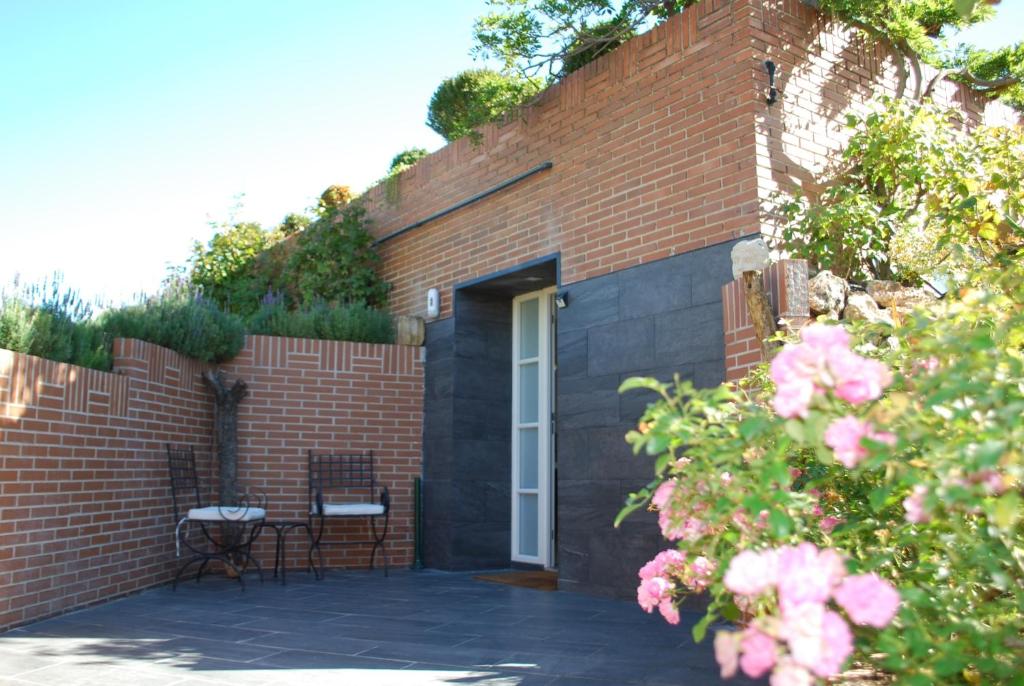 un edificio de ladrillo con puerta blanca y patio en MonteLeo Apartment, en Madrid