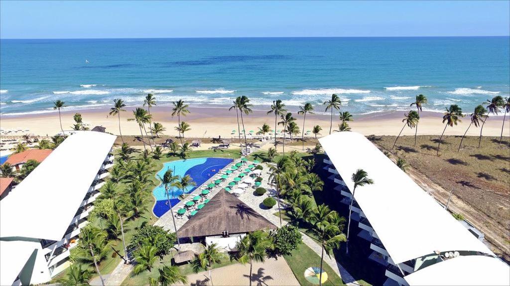 ein Luftblick auf ein Resort mit Pool und Strand in der Unterkunft ANCORAR FLAT RESORT f6203 in Porto De Galinhas