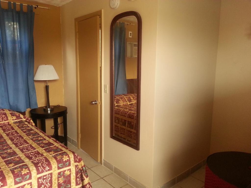 Postel nebo postele na pokoji v ubytování Atlantic Inn