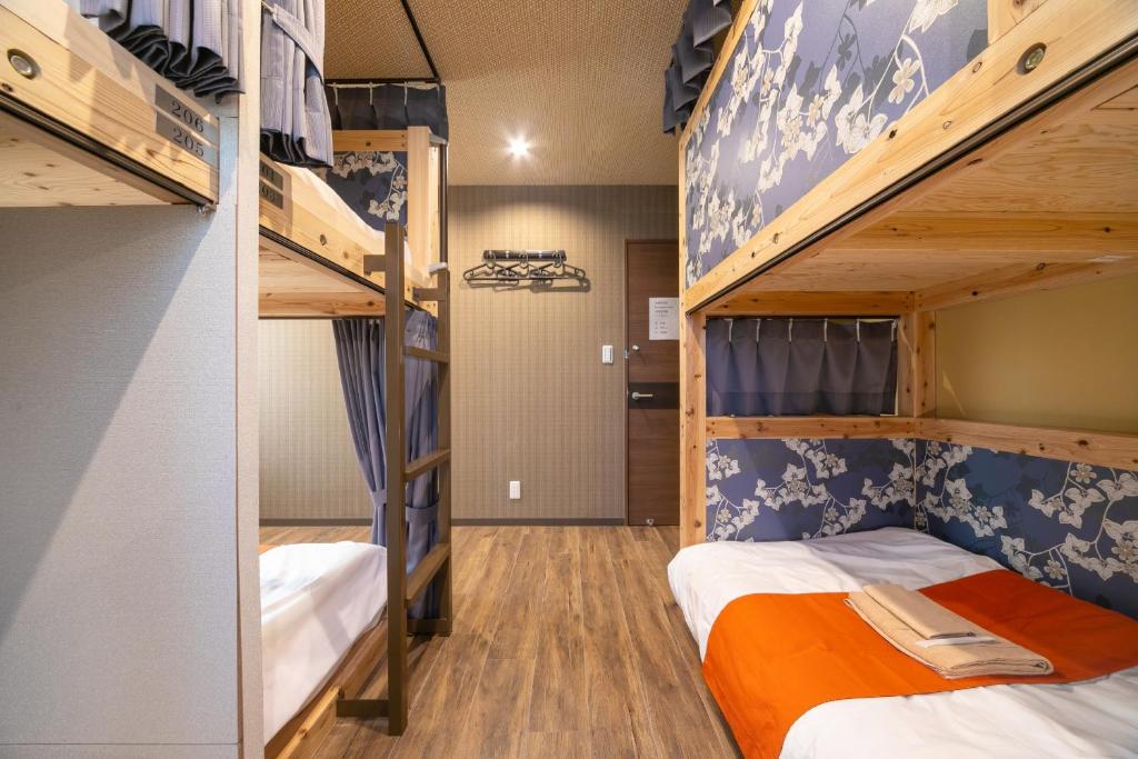 Postel nebo postele na pokoji v ubytování IKIDANE Cozy Hotel Haneda Airport