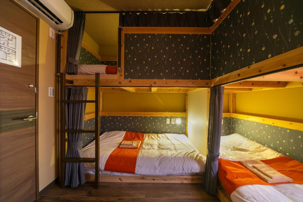 Postel nebo postele na pokoji v ubytování IKIDANE Cozy Hotel Haneda Airport