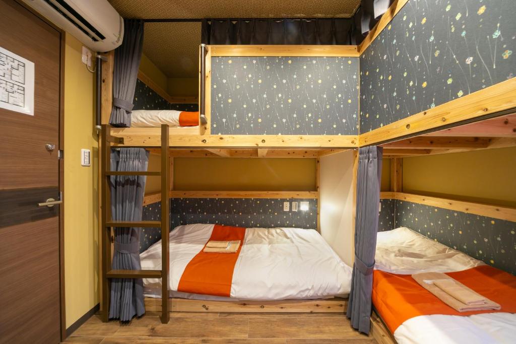 Postel nebo postele na pokoji v ubytování IKIDANE Cozy Hotel Haneda Airport