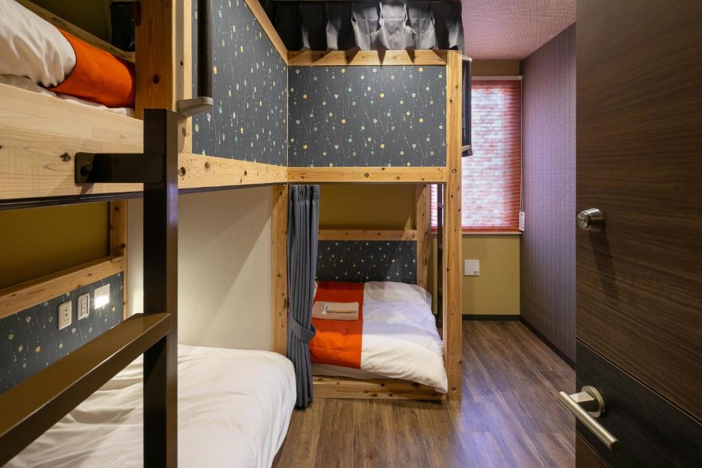 Postel nebo postele na pokoji v ubytování IKIDANE Cozy Hotel Haneda Airport