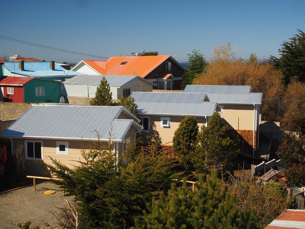 eine Gruppe von Häusern in einer Stadt mit Bäumen in der Unterkunft Villanita in Punta Arenas