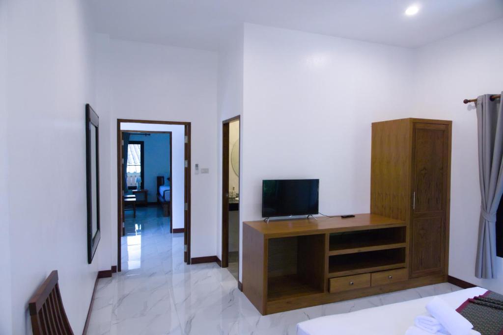 TV a/nebo společenská místnost v ubytování Chanapha Residence