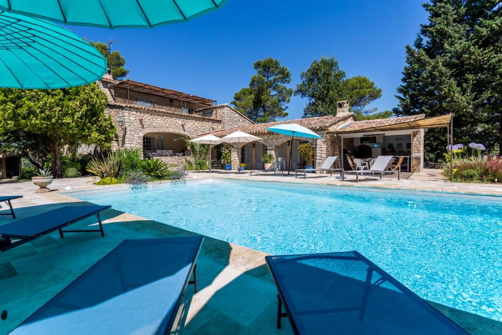 a swimming pool in a villa with a house at Domaine L'Helion in Taradeau