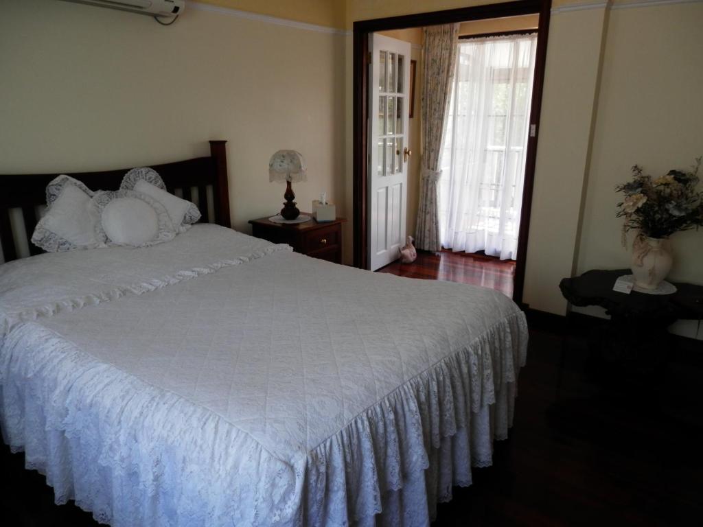 
A bed or beds in a room at The Hideaway Luxury B&B Retreat
