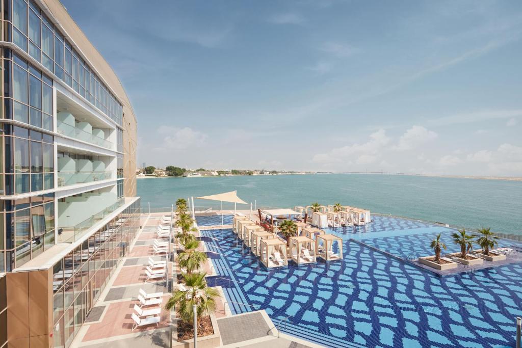 Kolam renang di atau dekat dengan Royal M Hotel Abu Dhabi by Gewan