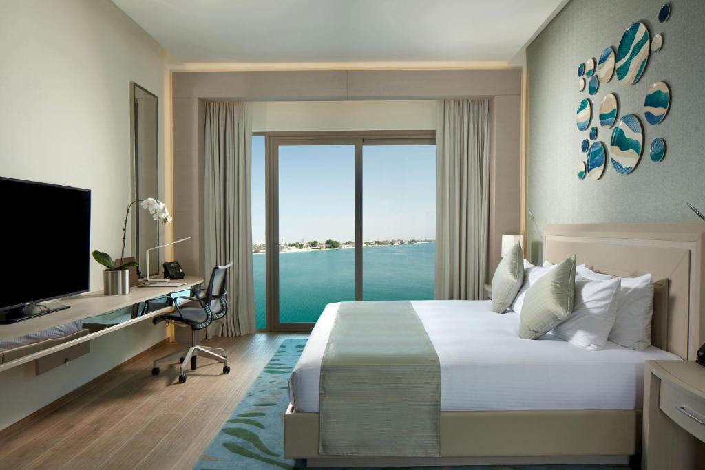 Televisyen dan/atau pusat hiburan di Royal M Hotel Abu Dhabi by Gewan