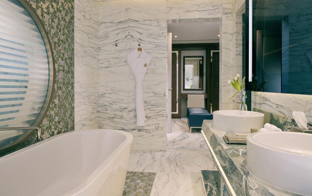 Bilik mandi di Royal M Hotel Abu Dhabi by Gewan