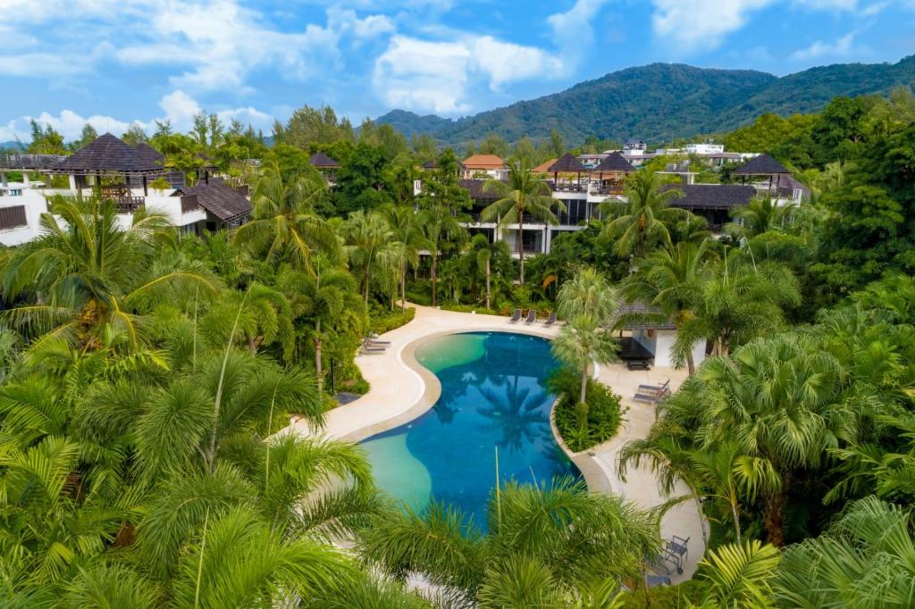 een luchtzicht op een resort met een zwembad en palmbomen bij Bangtao Beach Garden in Bang Tao Beach