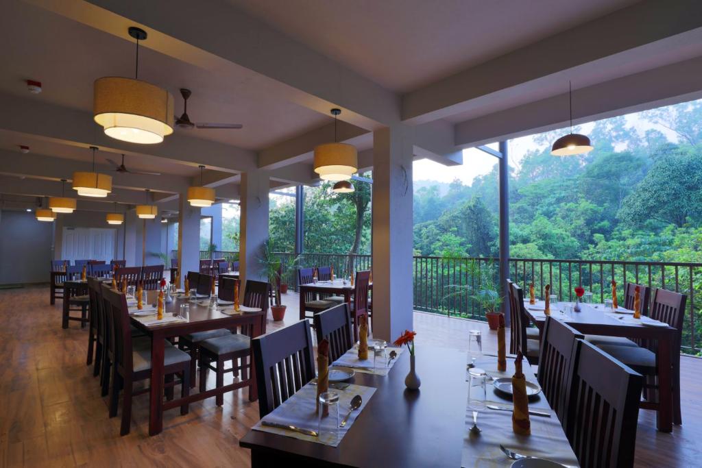 Restaurace v ubytování Abad Brookside Wayanad