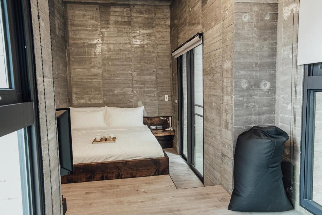 湖西鄉的住宿－緣民宿，一间卧室设有一张床和一个窗口