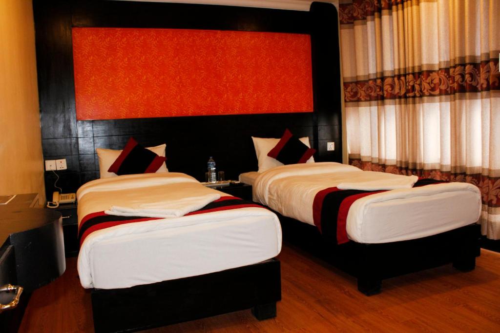 Postel nebo postele na pokoji v ubytování Kathmandu Regency Hotel