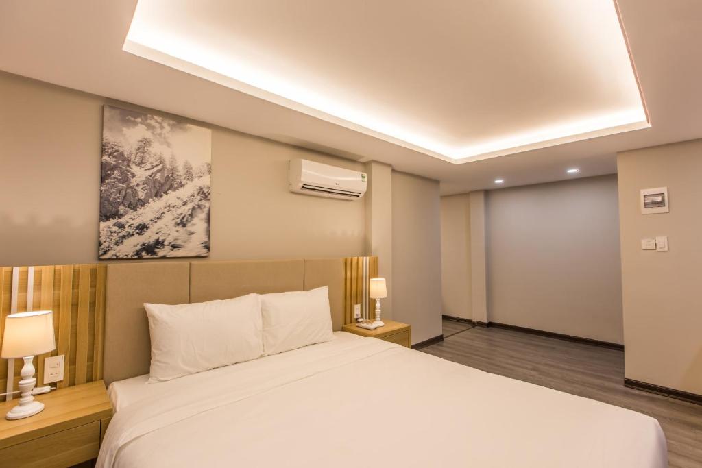 Giường trong phòng chung tại Binh Duong Resident Hotel