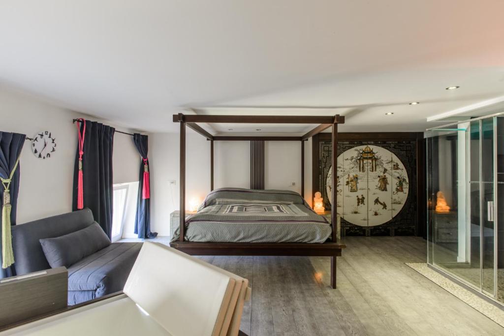 sypialnia z łóżkiem z baldachimem i kanapą w obiekcie luxury suite San Carlo w mieście Napoli