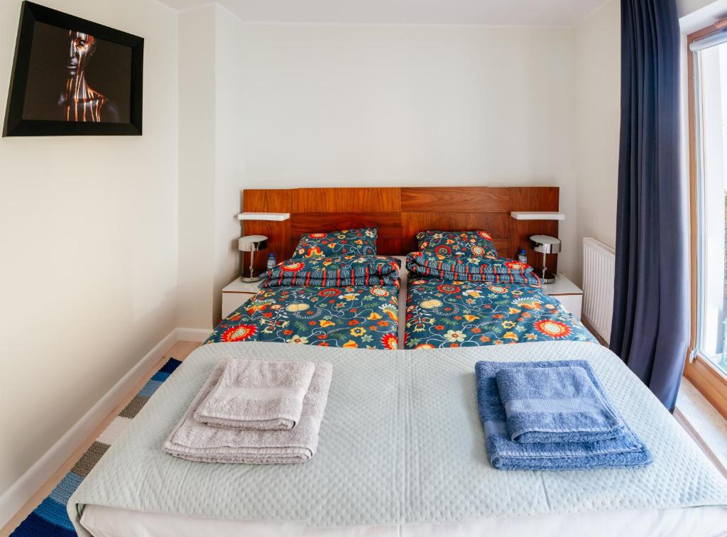 格地尼亞的住宿－Apartament Lukrecja，一间卧室配有一张床,上面有两条毛巾