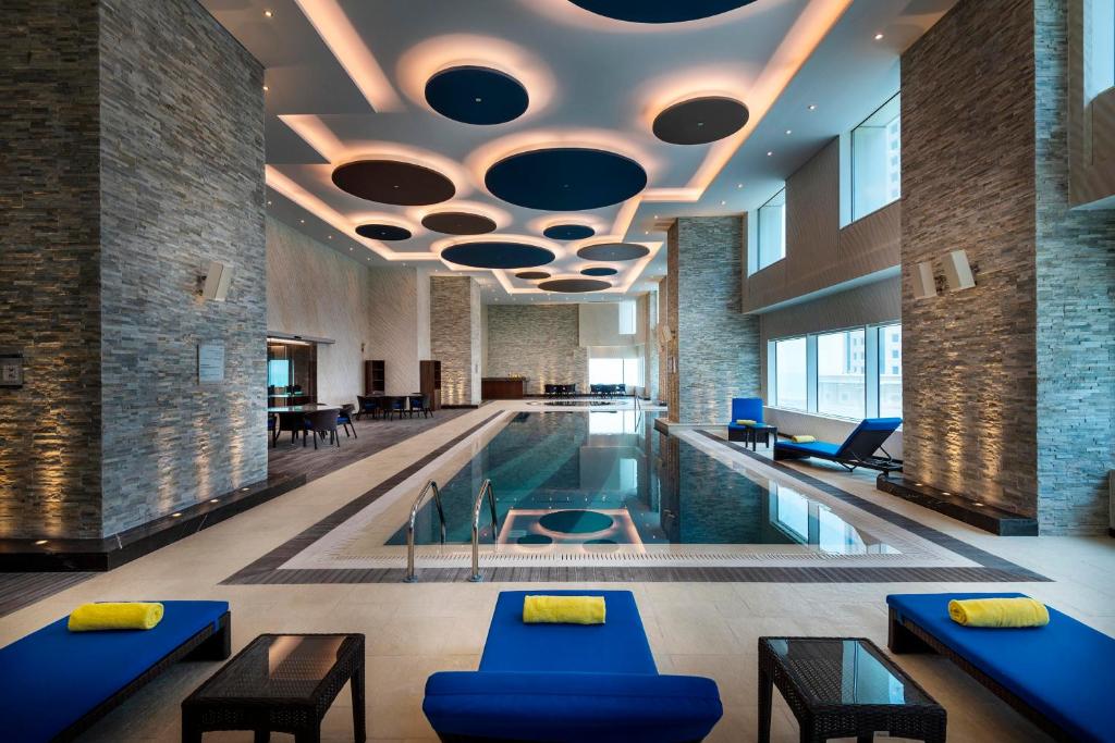 Bazén v ubytování Centara West Bay Hotel & Residences Doha nebo v jeho okolí