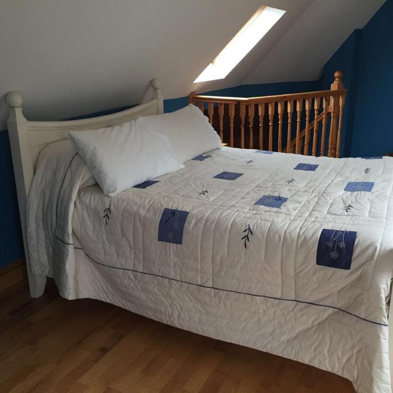 Postel nebo postele na pokoji v ubytování Curraghchase Cottage