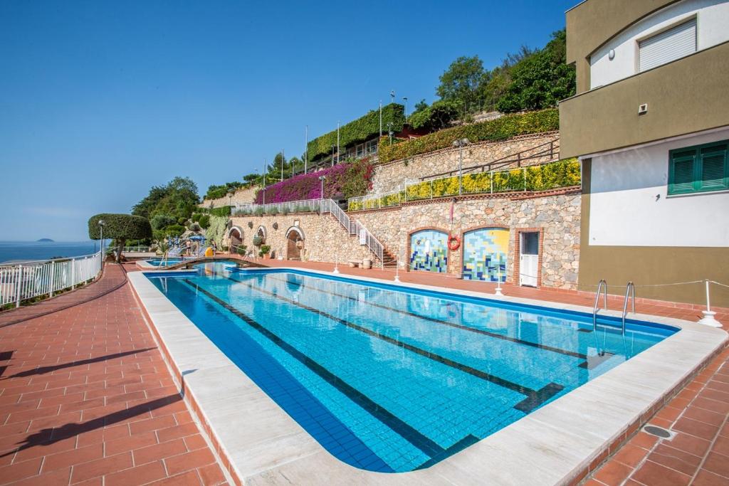 Bazén v ubytovaní Residence Sant'Anna alebo v jeho blízkosti