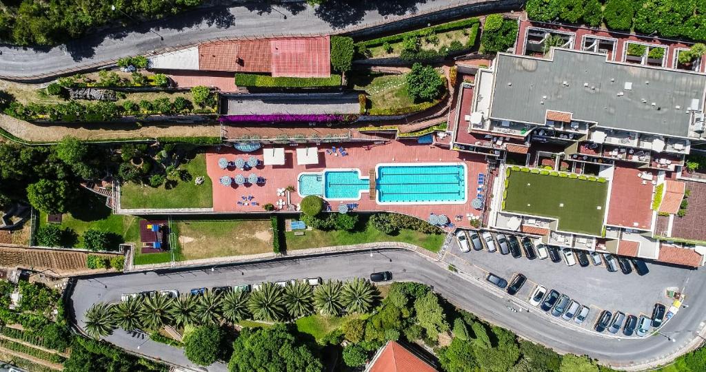 Bazén v ubytovaní Residence Sant'Anna alebo v jeho blízkosti