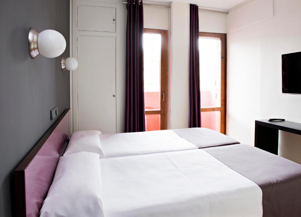 Postel nebo postele na pokoji v ubytování Hospedium Hostal Un Punto Chic