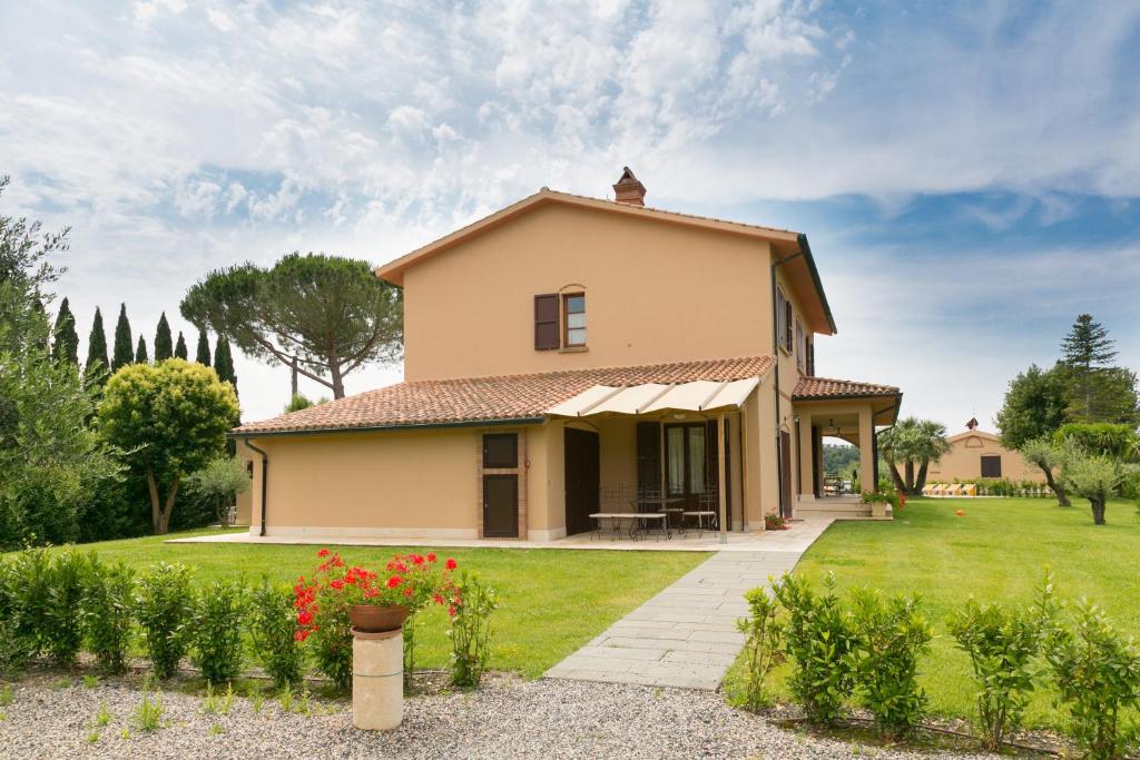 une maison avec un jardin devant dans l'établissement VILLA LIGUSTRO, à Riparbella