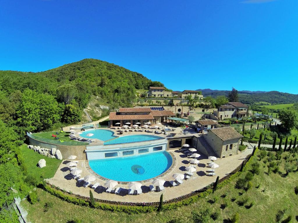 vista aerea su una villa con piscina di Spa Resort Fonte Alla Lepre a Riparbella