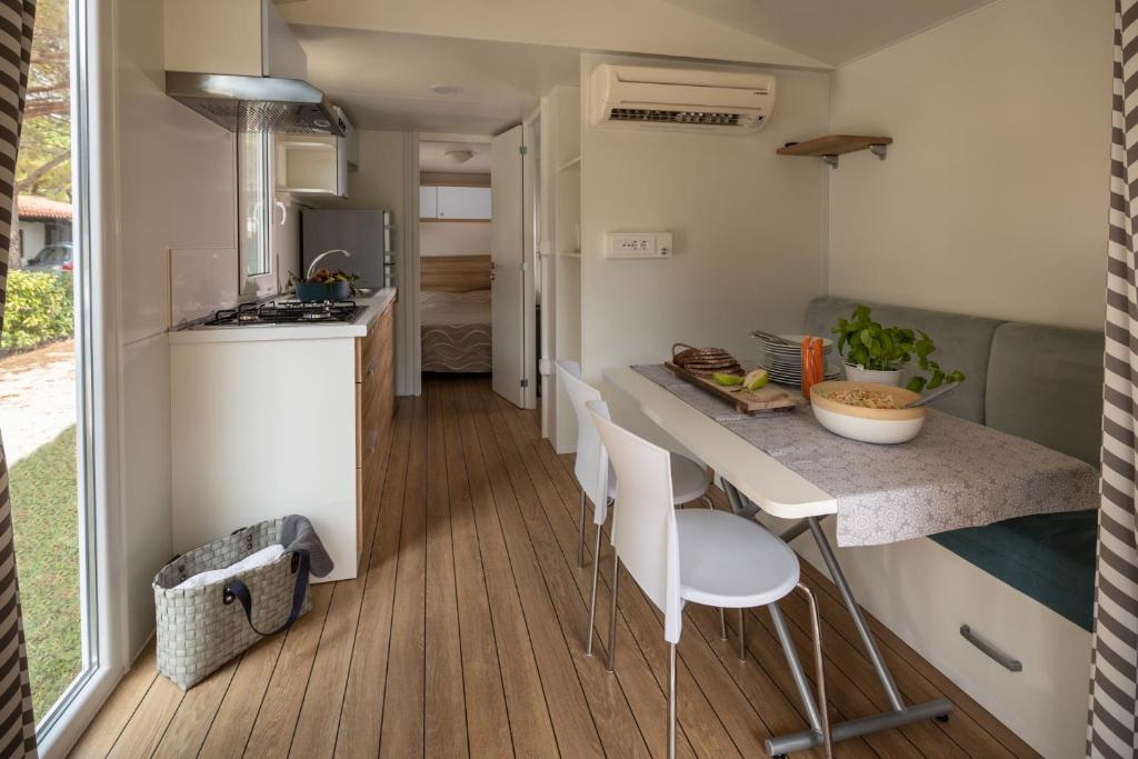 Kuchyň nebo kuchyňský kout v ubytování Residence Punta Spin