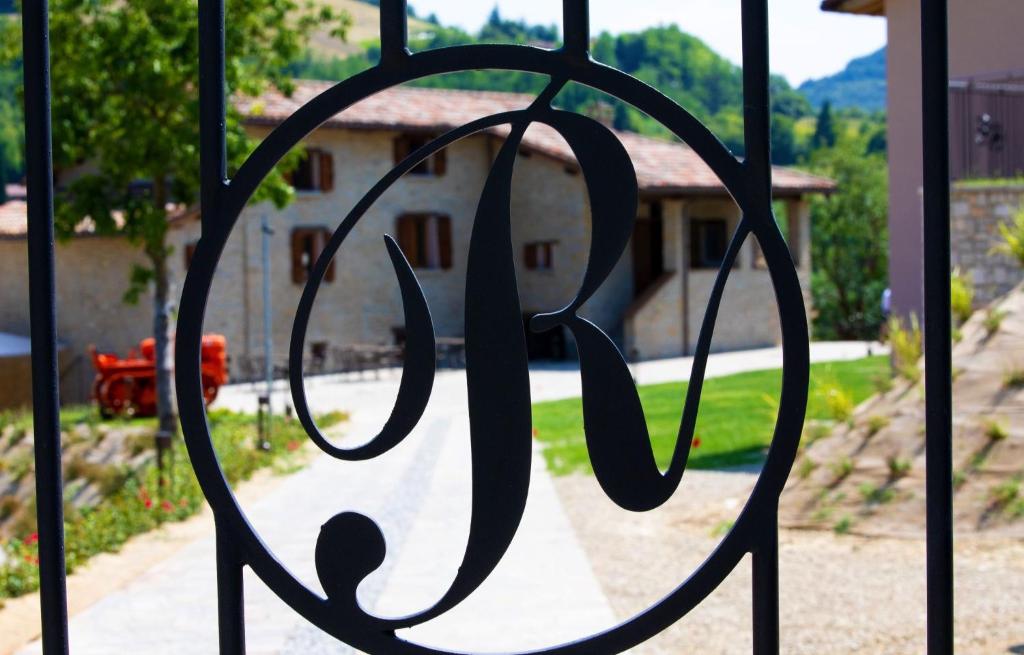 um sinal num portão com uma casa ao fundo em Borgo Rossi em La Strada