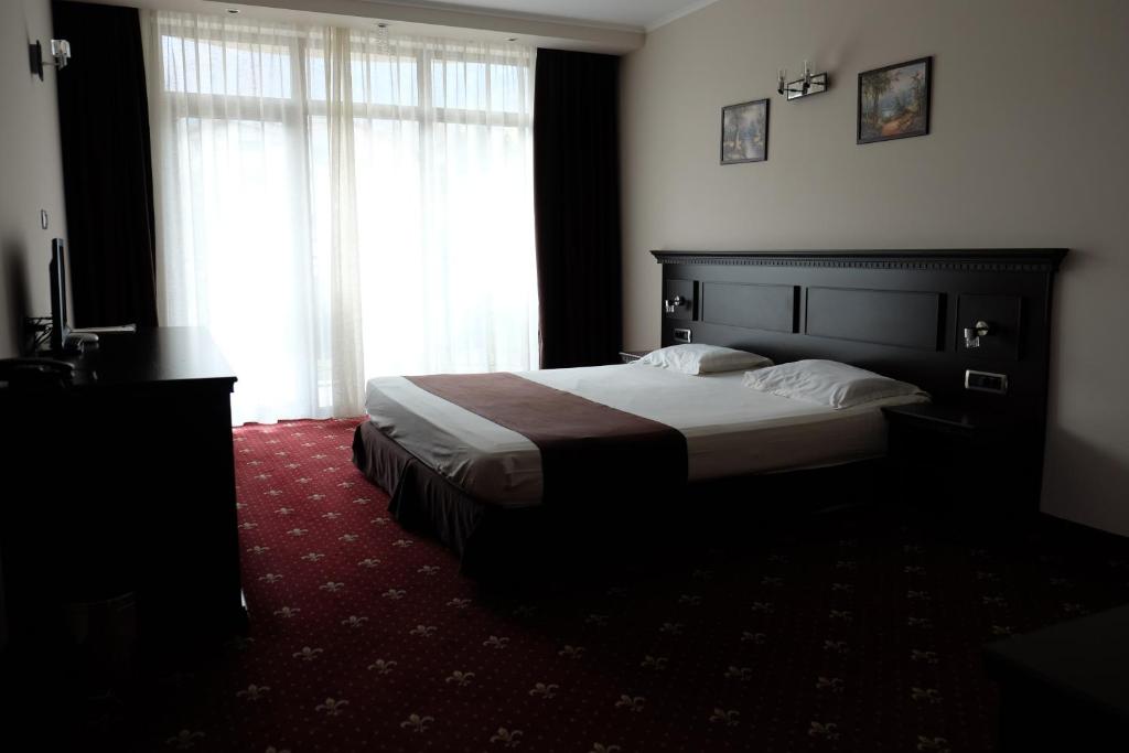 A bed or beds in a room at Hotel Dragalevtsi