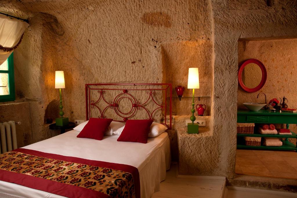 Llit o llits en una habitació de Hezen Cave Hotel
