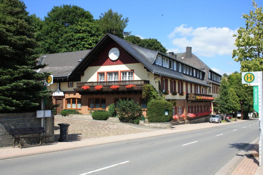 a building on the side of a street at Privathotel Brügges Loui in Willingen