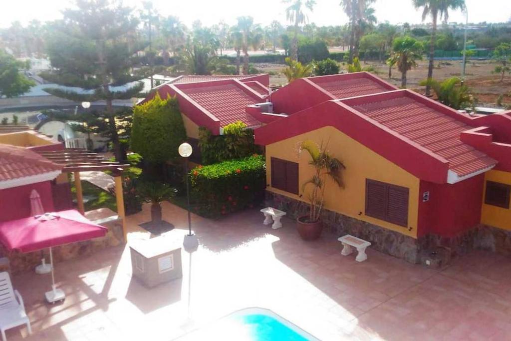 una vista aérea de una casa con piscina en Bungalow Villa Golf Maspalomas, en Maspalomas