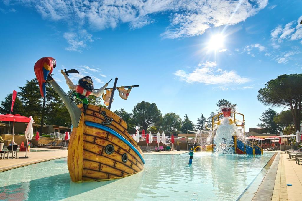 Bazén v ubytování Hotel Park Plava Laguna nebo v jeho okolí