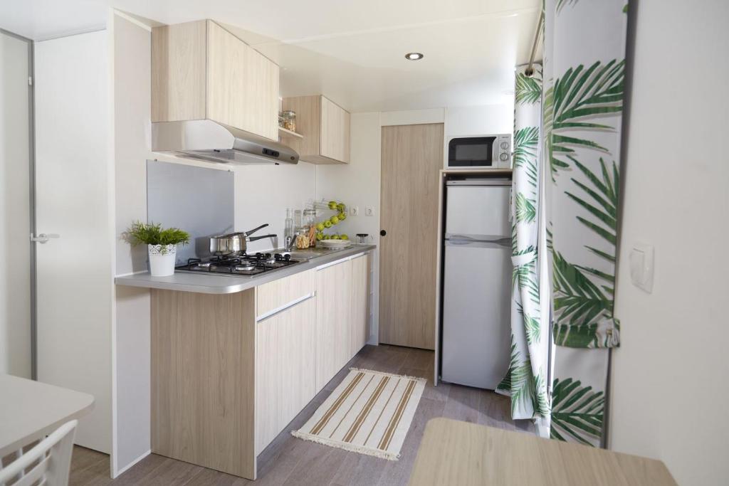 Una cocina o zona de cocina en Càmping Bellsol