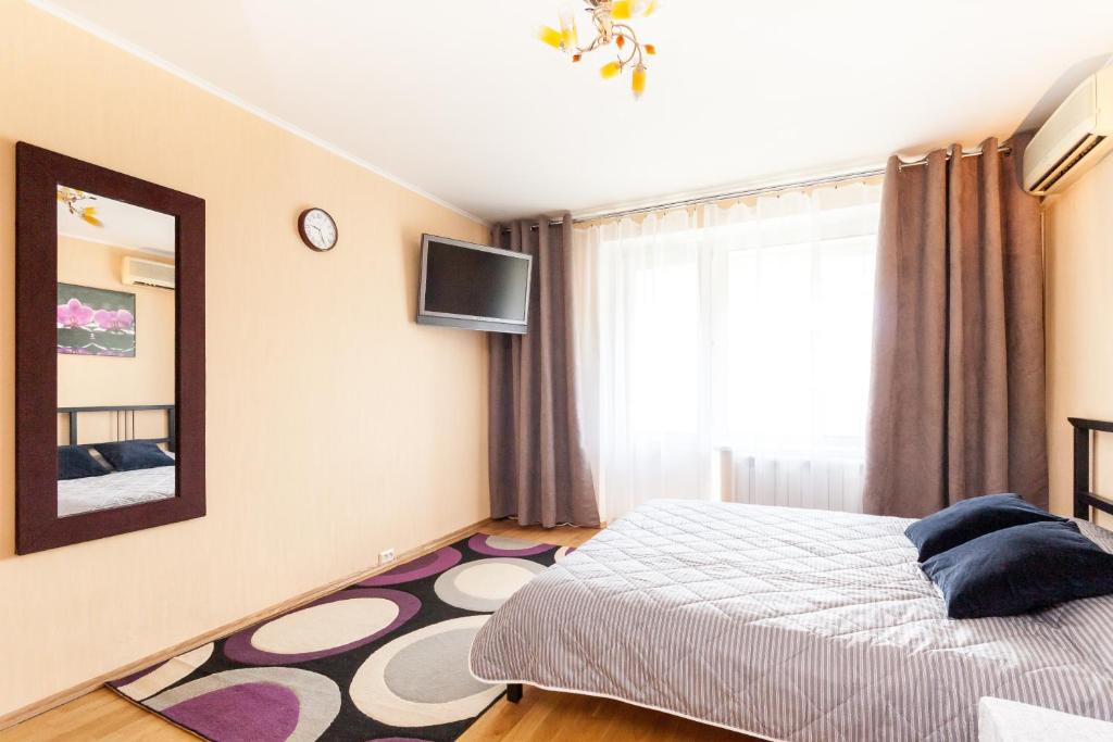 モスクワにある1-room Nice apartment at Taganskaya metroのベッドルーム1室(ベッド1台、壁掛けテレビ付)