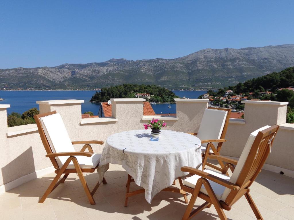 een tafel en stoelen op een balkon met uitzicht bij Tower Suites Korcula in Korčula