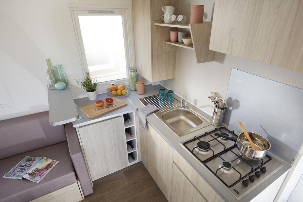 Una cocina o zona de cocina en Càmping Bellsol