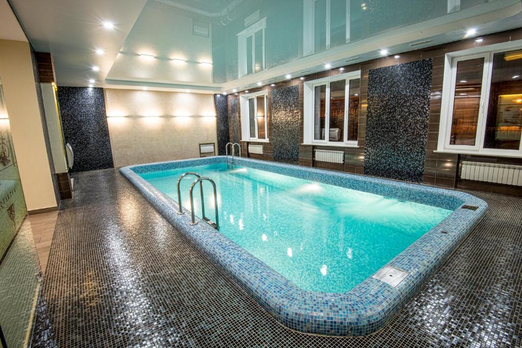 una gran piscina en una habitación de hotel en Admiral Hotel, en Saransk