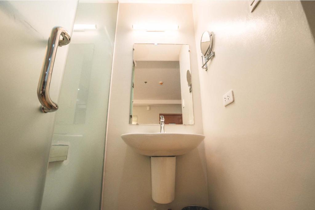 Koupelna v ubytování Henia Hotel