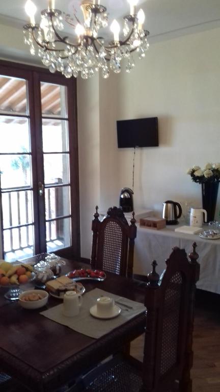 TV a/nebo společenská místnost v ubytování B&B Cascina in Franciacorta