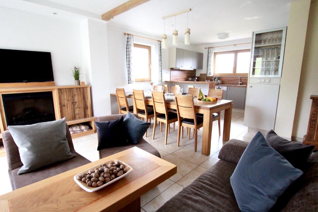ein Wohnzimmer mit einem Sofa und einem Tisch in der Unterkunft Chalet Melodie in Ehrwald